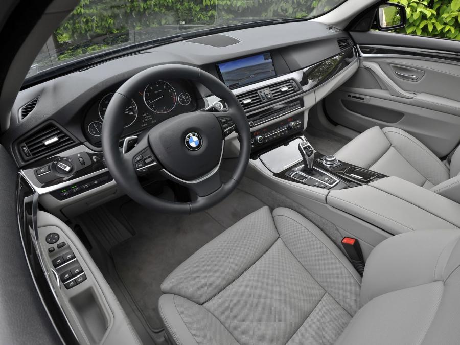  BMW 550i Sedan 2010 года  (US) (фото 4 из 16)